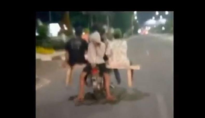 Viral Remaja di Bekasi Nekat Naik Motor Bonceng Lima Pakai Bangku Panjang