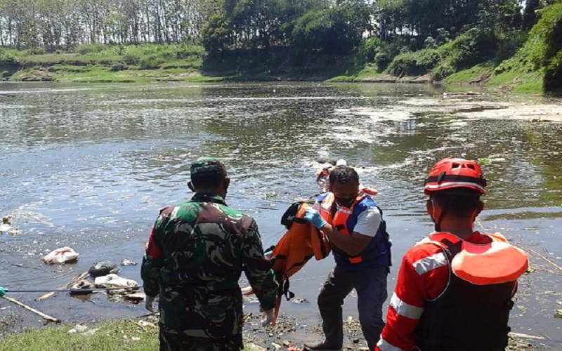 Usai Evakuasi Mayat Balita, Petugas Temukan Jasad Perempuan di Sungai Bengawan Solo