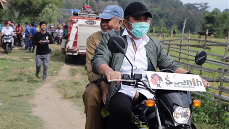 Bonceng Bupati OKU, Herman Deru Tinjau dan Bantu Pembangunan Masjid Zaman Belanda