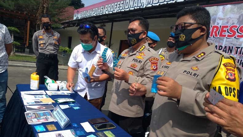 Polisi Nyamar Beli Obat Penggugur Kandungan, 2 IRT Ditangkap di Bandung dan KBB
