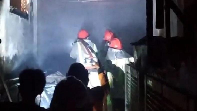 title Korsleting Listrik, Gudang Logistik PMI Cirebon Terbakar Korsleting Listrik, Gudang Logistik PMI Cirebon Terbakar