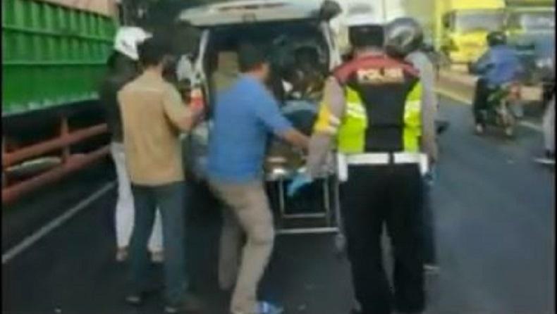 Diduga Mengantuk, Pengendara Motor di Sidoarjo Tewas usai Tabrak Truk Parkir