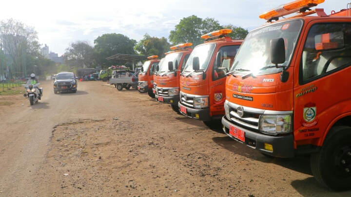 Makassar Punya Truk Sampah Compactor, 5 Unit Mulai Beroperasi