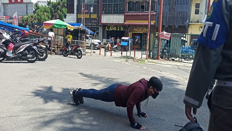 Razia Masker, Warga yang Langgar Protokol Kesehatan Dihukum Push Up
