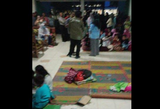 Upah Suami Tak Dibayar, Emak-Emak di Baturaja Nekat Tidur di Kantor Perusahaan