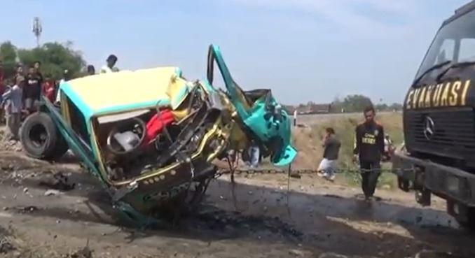 Truk Ditabrak KA Kahuripan di Nganjuk akibat Terobos Perlintasan, Sopir Tewas