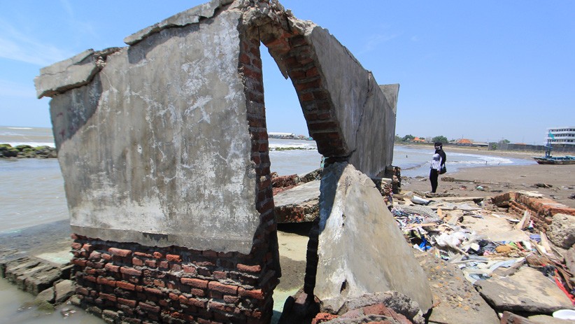 Rumah di Pantai Dadap Indramayu Rusak Parah akibat Abrasi - Bagian 2