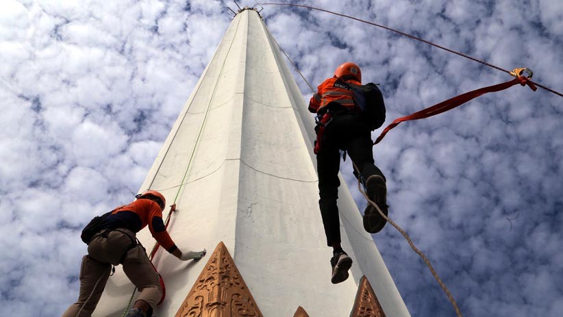Begini Perjuangan Pemanjat Profesional dalam Merawat Monumen Tugu Pahlawan - Bagian 1