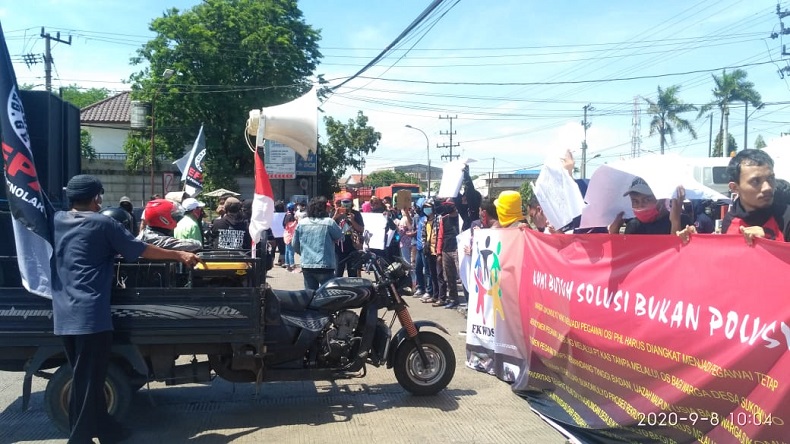 Warga Sukomulyo Gresik Demo PT KAS terkait Serapan Tenaga Kerja Lokal