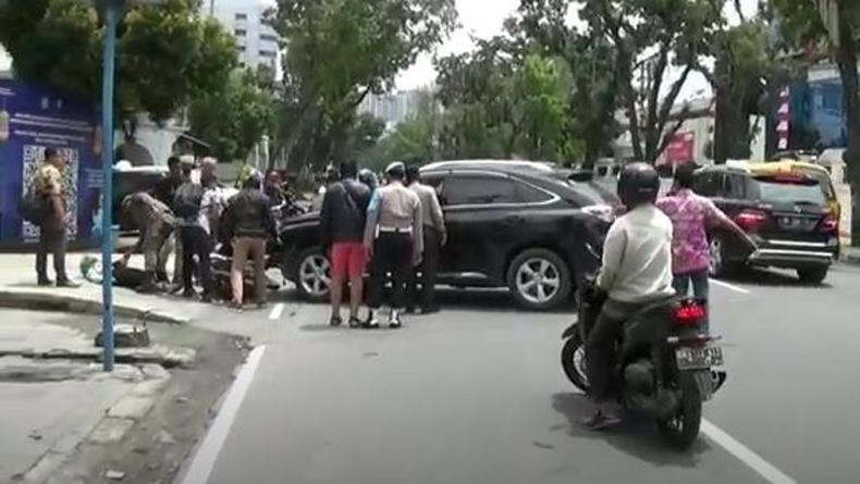 Pengendara Motor Perempuan Pingsan usai Tabrak Mobil di Medan, Warga Berkerumun