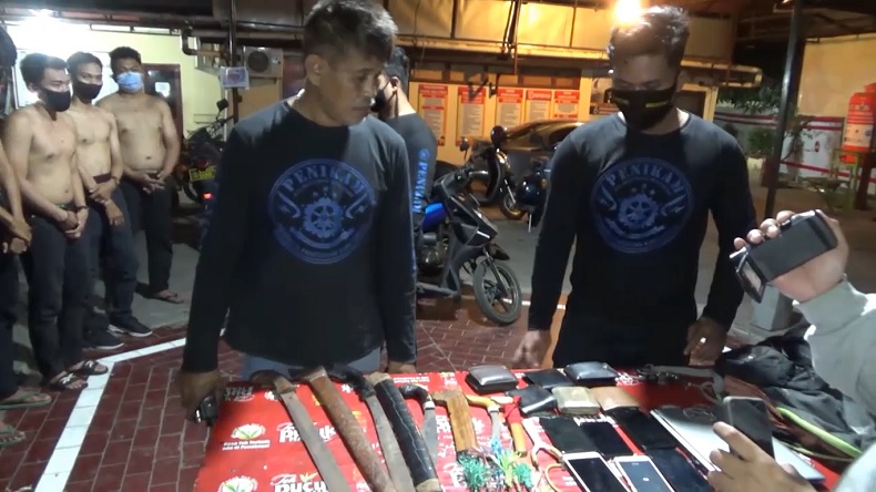 title Bertemu Polisi di Jalan, 6 Mahasiswa Bersenjata Tajam di Makassar Batal Tawuran Bertemu Polisi di Jalan, 6 Mahasiswa Bersenjata Tajam di Makassar Batal Tawuran