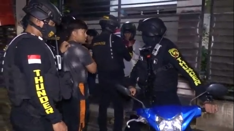 Tantang Polisi Kebut-kebutan, Remaja di Makassar Menangis saat Diinterogasi