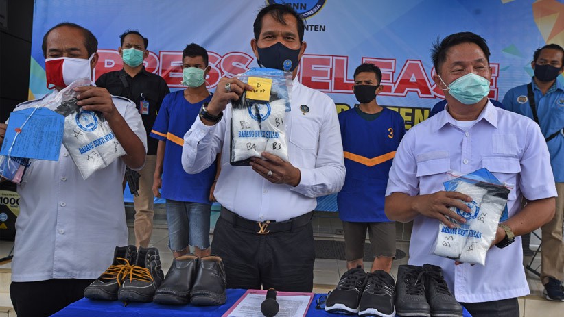Pengedar Narkoba Selundupkan 2,2 Kg Sabu di Dalam Sepatu Ditangkap BNNP Banten - Bagian 3
