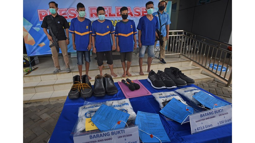 Pengedar Narkoba Selundupkan 2,2 Kg Sabu di Dalam Sepatu Ditangkap BNNP Banten - Bagian 2