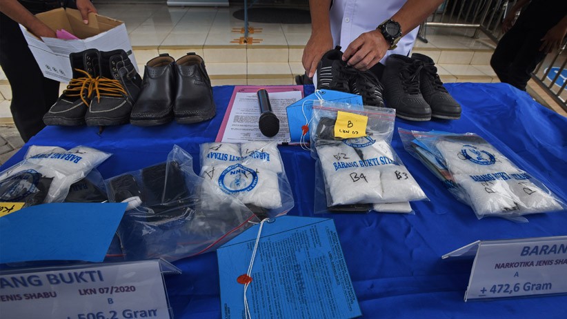 Pengedar Narkoba Selundupkan 2,2 Kg Sabu di Dalam Sepatu Ditangkap BNNP Banten - Bagian 1
