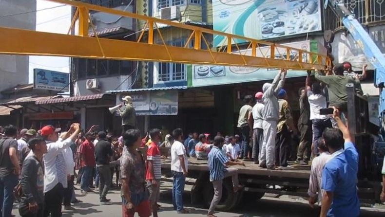 Ricuh Pemasangan Portal di Jalan Pancing Medan agar Tak Dilewati Truk Tonase
