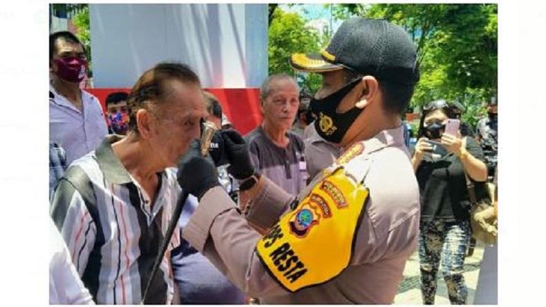 Polresta Manado Bagikan Masker ke Warga, Ingatkan Pentingnya Protokol Kesehatan