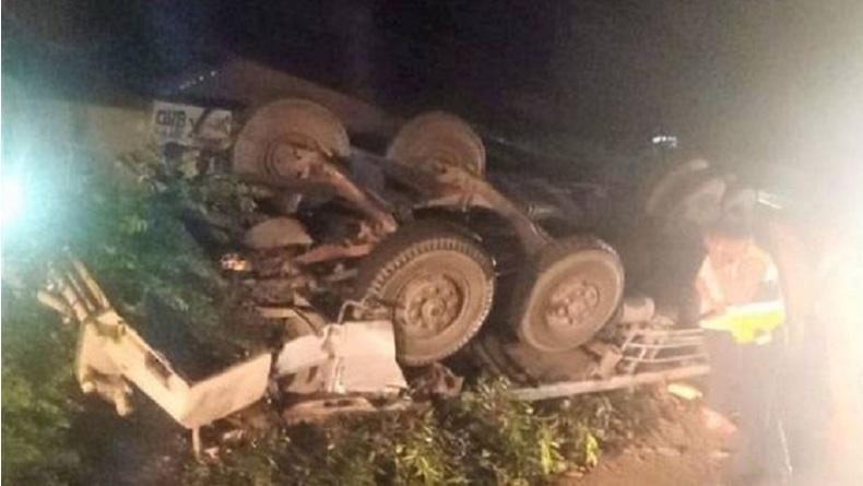 title Truk Tronton Terbalik di Jalan Pematangsiantar-Toba, Sopir dan Mahasiswa Tewas Truk Tronton Terbalik di Jalan Pematangsiantar-Toba, Sopir dan Mahasiswa Tewas