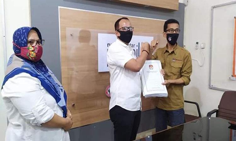 Keterbukaan Informasi, KPU Sumbar Serahkan Dokumen Bakal Calon Gubernur ke Bawaslu