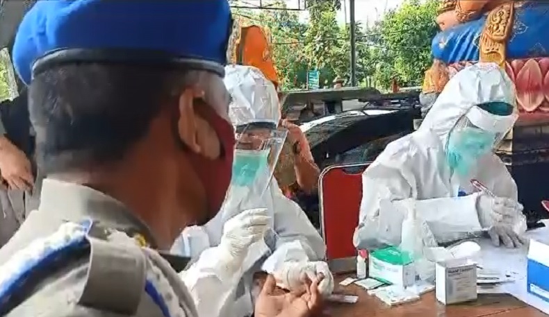 title Ratusan Anggota Satpol PP Jembrana Rapid Test, 12 Orang Reaktif Langsung Isolasi Ratusan Anggota Satpol PP Jembrana Rapid Test, 12 Orang Reaktif Langsung Isolasi