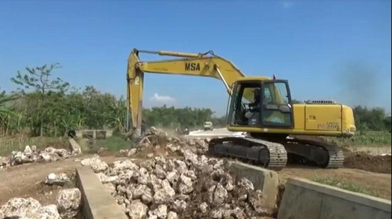 Sungai Irigasi Diuruk Pelaksana Proyek Jalur Lingar Selatan, Petani di Tuban Protes
