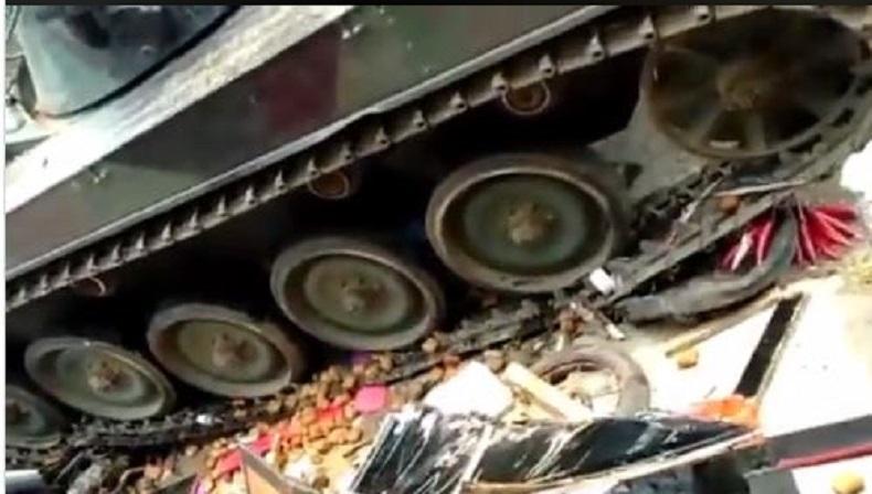 TNI Ganti Rugi Pemilik Motor dan Gerobak Tahu yang Ditabrak Tank di Bandung