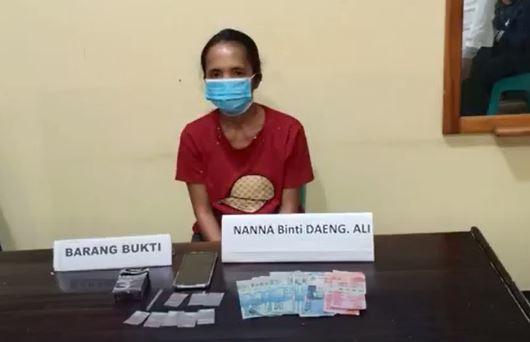 title IRT di Kendari Edarkan Sabu demi Beli Paket Internet Belajar Daring Anak IRT di Kendari Edarkan Sabu demi Beli Paket Internet Belajar Daring Anak