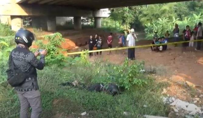 Mayat Laki-Laki Berseragam TNI Ditemukan Membusuk di Bawah Jembatan Tol Batang