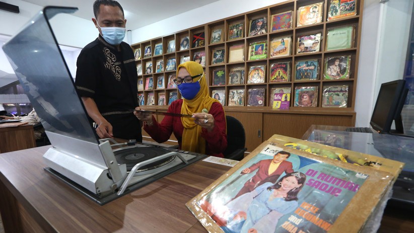 Melihat Koleksi Musik Lawas Berbentuk Piringan Hitam Milik RRI Surabaya - Bagian 1