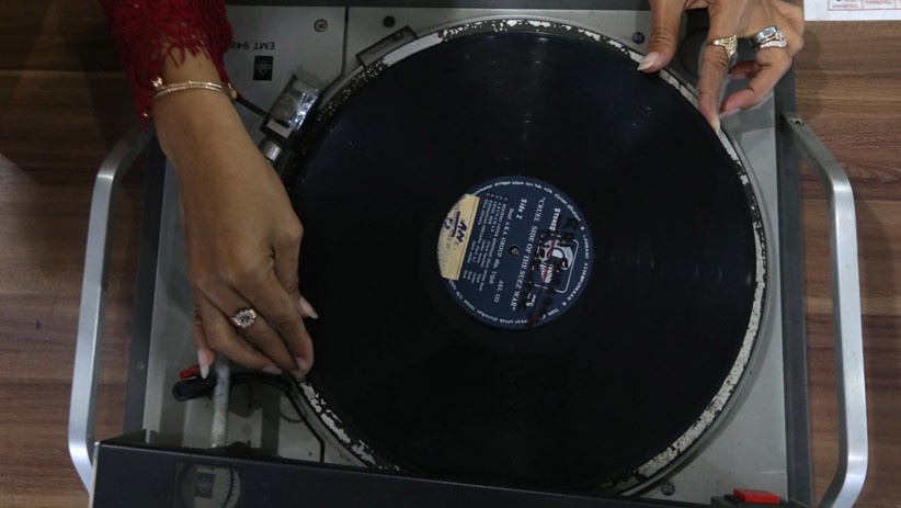 Melihat Koleksi Musik Lawas Berbentuk Piringan Hitam Milik RRI Surabaya - Bagian 4