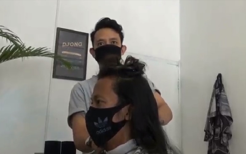 Gemas Lihat Warga Gondrong saat Pandemi Covid-19, Lulusan S2 Ini Buka Lapak Cukur Rambut