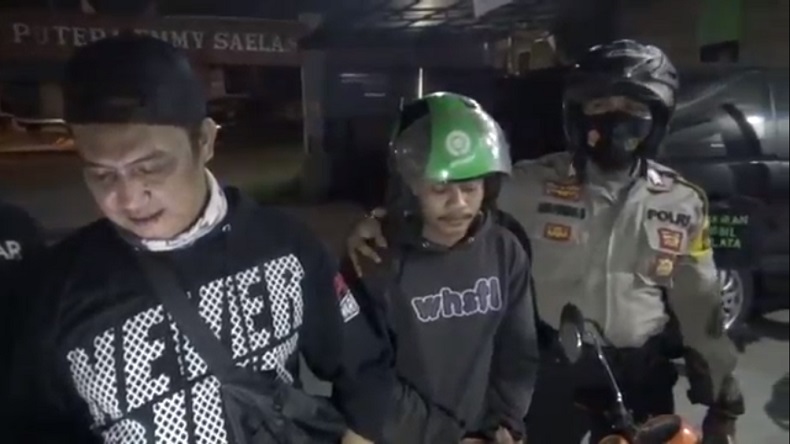title Motor Pemuda Berhelm Ojol di Makassar Dibakar Warga akibat Diteriaki Maling Motor Pemuda Berhelm Ojol di Makassar Dibakar Warga akibat Diteriaki Maling