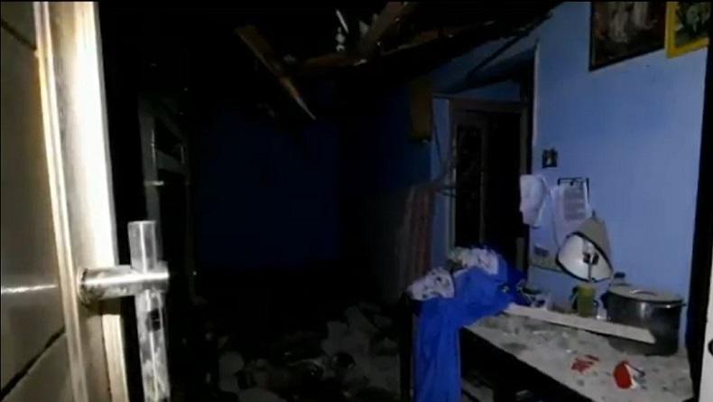 Hujan Deras dan Angin Kencang Melanda Tangsel, Pohon Tumbang dan Menimpa Rumah