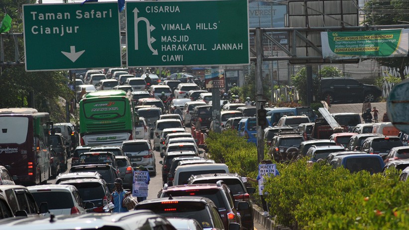 Libur Akhir Pekan, Jalur Wisata Puncak Dipadati Kendaraan - Bagian 1