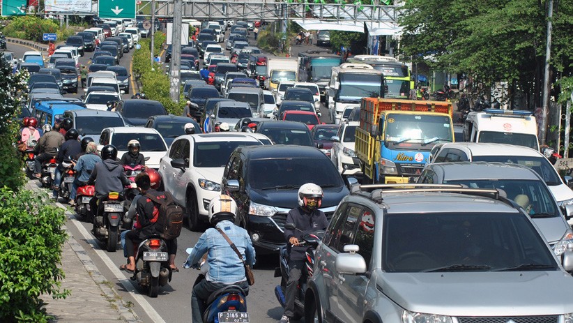 Libur Akhir Pekan, Jalur Wisata Puncak Dipadati Kendaraan - Bagian 2
