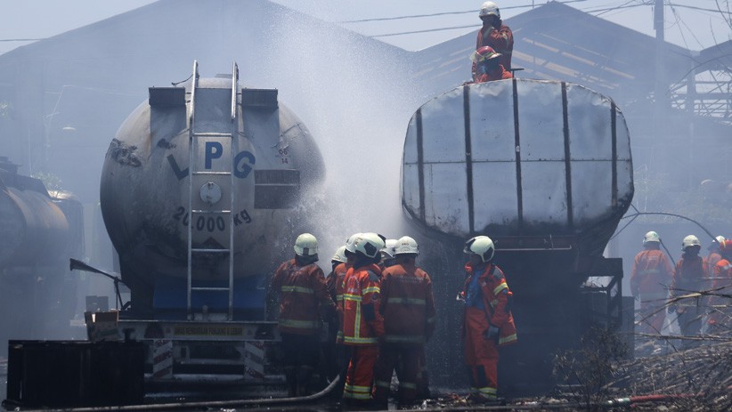Lima Truk Tangki Hangus di Surabaya, Diduga Berawal dari Kebakaran Alang-Alang - Bagian 1