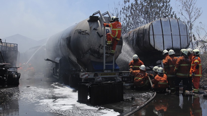Lima Truk Tangki Hangus di Surabaya, Diduga Berawal dari Kebakaran Alang-Alang - Bagian 2