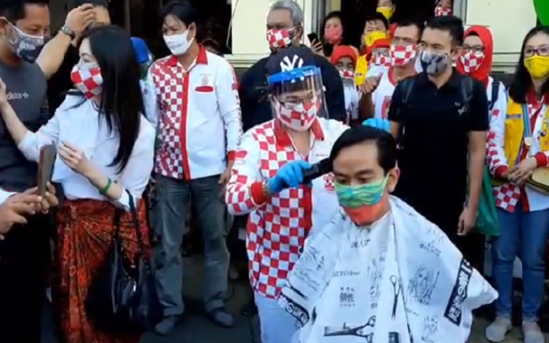 Usai Isolasi Mandiri, Gibran Blusukan dan Potong Rambut di Jalanan