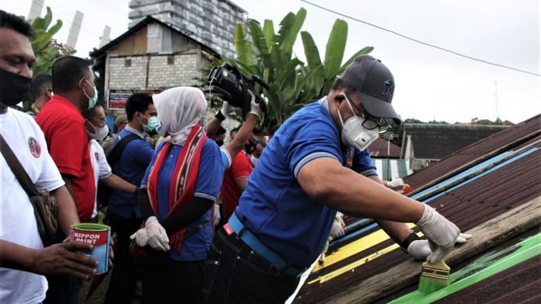 title Ulang Tahun Gubernur Maluku, Atap Rumah Warga Dicat Warna Pelangi Ulang Tahun Gubernur Maluku, Atap Rumah Warga Dicat Warna Pelangi