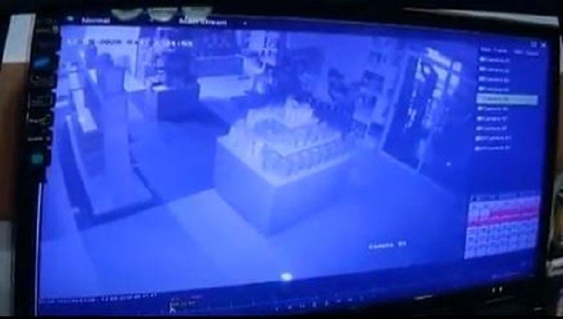 Terekam CCTV, Karyawan Toko Roti Siram Tubuh dengan Bensin dan Bakar Diri hingga Tewas