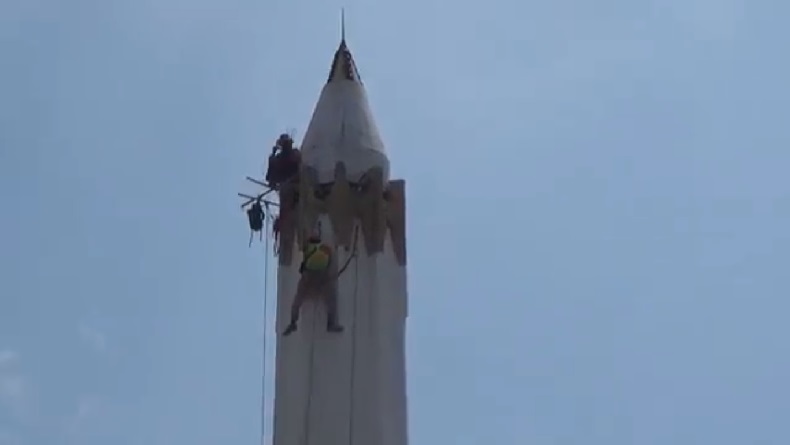 Jelang 10 November, Tim SAR Turun Tangan Cat Ulang Tugu Pahlawan