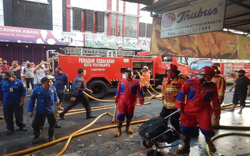 Toko Roti Trubus di Yogya Terbakar, 1 Orang Tewas