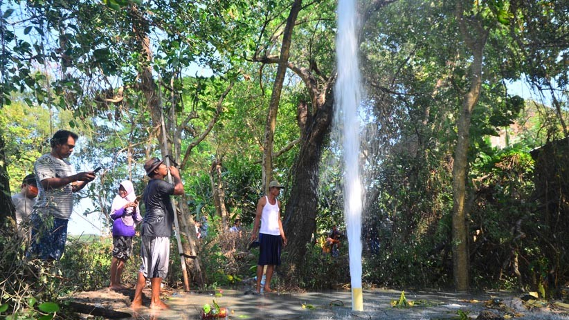 Heboh, Air Bercampur Pasir dan Gas Menyembur Setinggi 30 Meter di Grobogan - Bagian 2