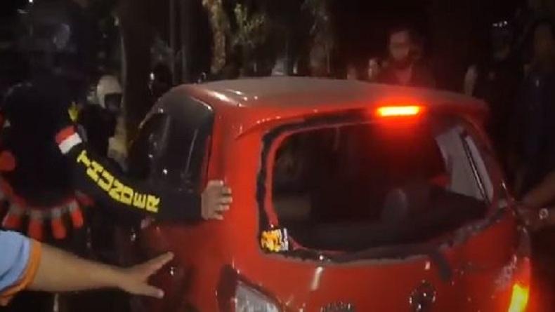 title Rem Blong, Pengemudi Perempuan Tabrak Pengendara Motor dan Pohon di Makassar Rem Blong, Pengemudi Perempuan Tabrak Pengendara Motor dan Pohon di Makassar