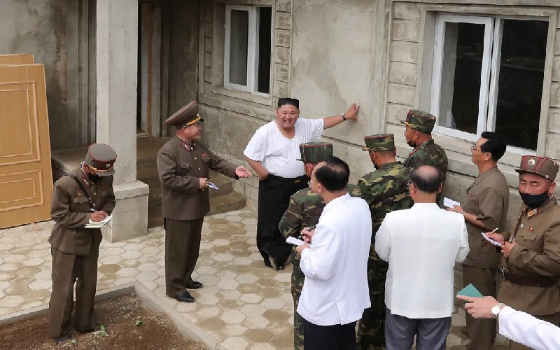Penampilan Tak Biasa Kim Jong-un Tinjau Penanganan Bencana Banjir