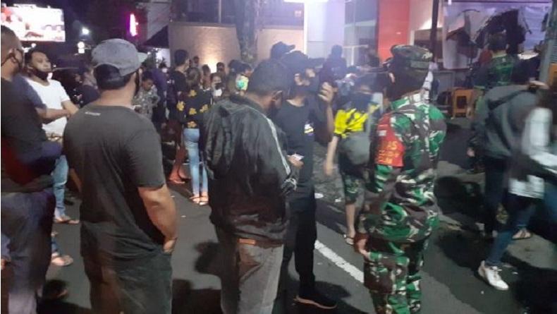 Langgar Protokol Kesehatan, Pengunjung Kafe di Manado Dibubarkan TNI-Polri