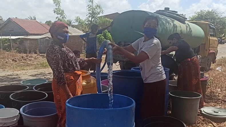 Warga Lombok Timur Kekeringan, Forum Wartawan Salurkan 12 Tangki Air Bersih