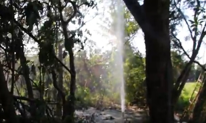 Usai Bor Sumur, Warga Grobogan Kaget Muncul Semburan Air Bercampur Pasir