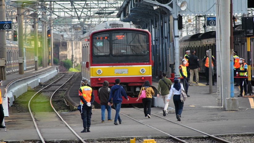 Hari Pertama PSBB Total di Jakarta, Stasiun Bogor Tampak Lengang - Bagian 2