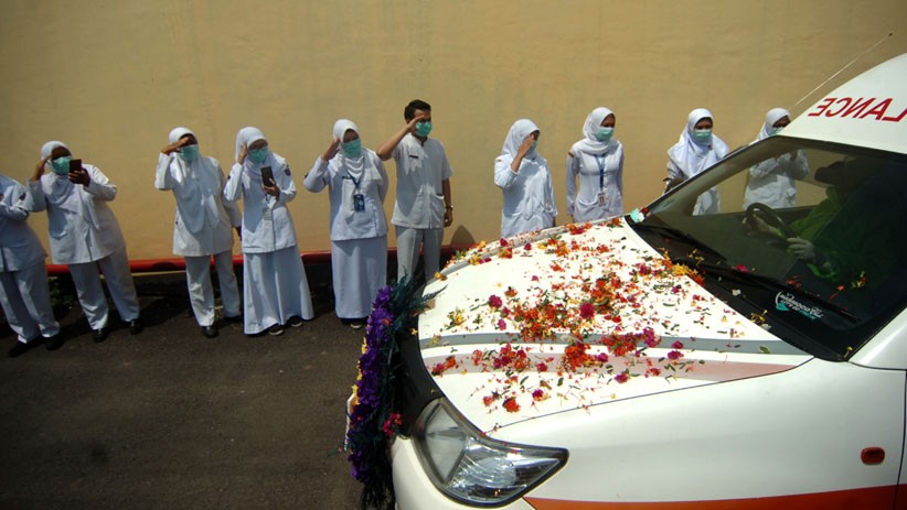 Perawat Wafat karena Covid-19, Tenaga Kesehatan Berikan Penghormatan Terakhir - Bagian 1